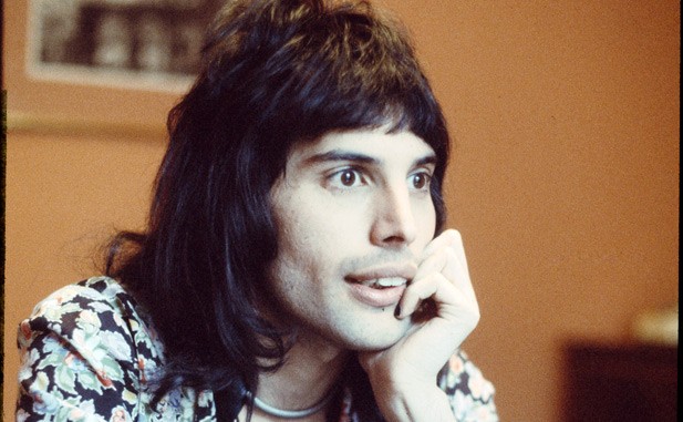 1. Freddie Mercury (1946-1991). Anh là thành viên của ban nhạc Queen - một ban nhạc Rock vĩ đại nhất nước Anh. Mercury còn sáng tác 10/17 bài hát nổi tiếng nhất của Queen gồm Somebody to Love, We are the Champions, Killer Queen... Tháng 4/1987, Mercury biết mình bị nhiễm AIDS nhưng anh đã giấu bệnh cho tới tận năm 1991. Chỉ một ngày sau khi công bố mình bị nhiễm AIDS, Mercury đã qua đời trong sự tiếc thương của rất nhiều người hâm mộ.